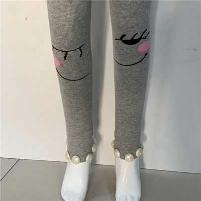 Gebreide roze baby-meisjeskousen met edelstenen decoratie en thermische weefmethode