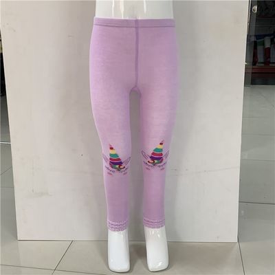 Gebreide roze baby-meisjeskousen met edelstenen decoratie en thermische weefmethode