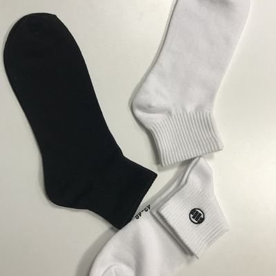 Adembenemend Eco-vriendelijk geborduurd logo platte sokken voor mannen en vrouwen aangepast logo