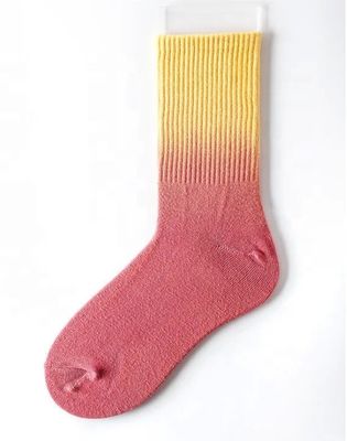 Inventarisatie van rode paarse giant socks voor vrouwen in de zomer