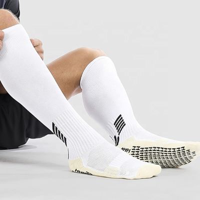 Mensen gewone stijl polyester grip compressie sokken voor lange voetbal vocht Wicking