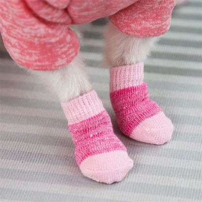 Blijf modieus en comfortabel met deze roze/blauwe hondensokken winterseizoen must-have
